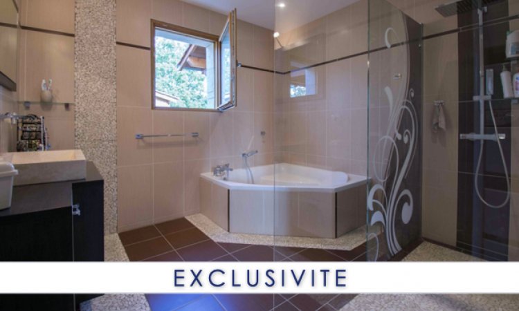 Une salle de bains spacieuse 