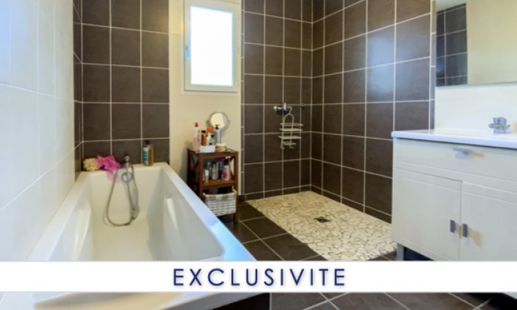 Salle de bain spacieuse