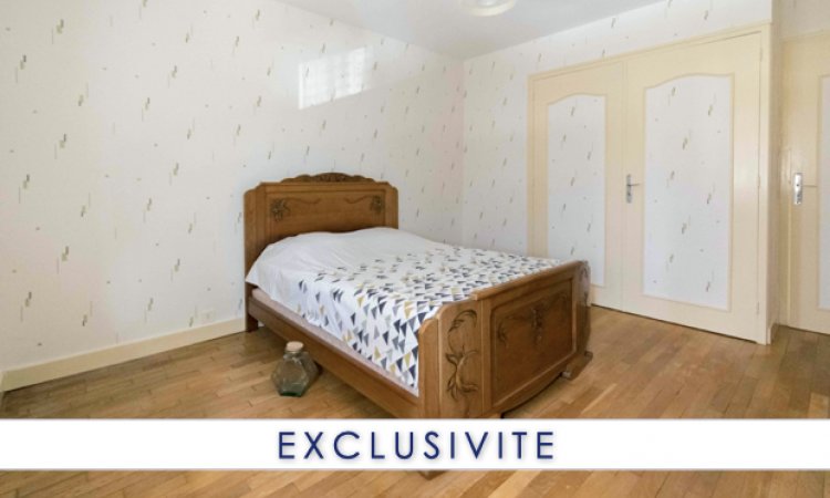 Chambre éclairée et son placard