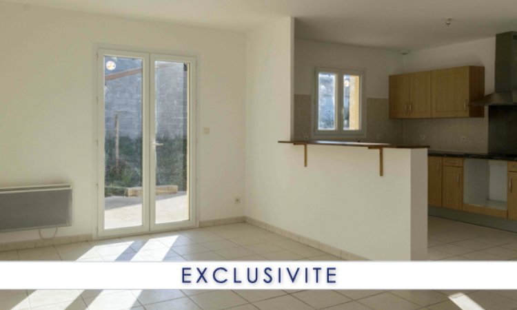 Vue sur la cuisine et un accès à la terrasse  